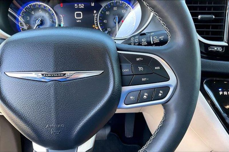 Used 2023 Chrysler Pacifica Touring LImage 19