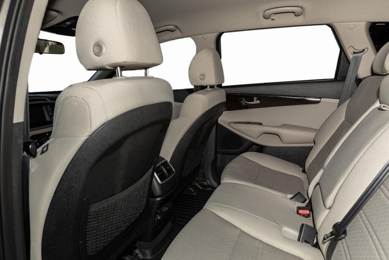 2020 Kia Sorento LXImage 16