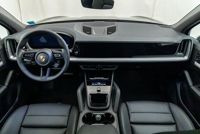 2025 Porsche Cayenne BaseImage 17