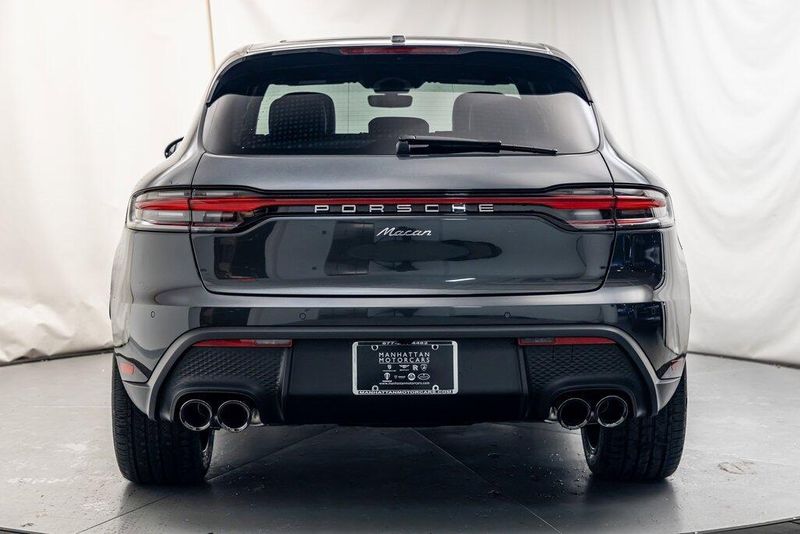 2025 Porsche Macan BaseImage 4