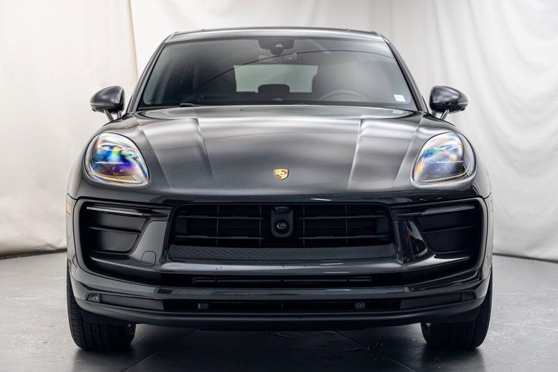 2025 Porsche Macan BaseImage 8