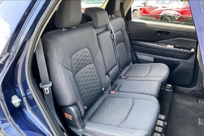 Used 2025 Nissan Pathfinder SVImage 26