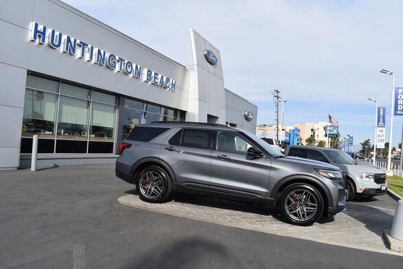 2025 Ford Explorer STImage 3