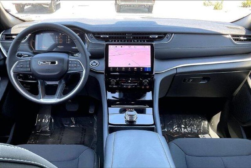 New 2027 Jeep Grand Cherokee Laredo X 4x4Image 4
