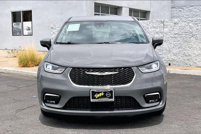 Used 2023 Chrysler Pacifica Touring LImage 2