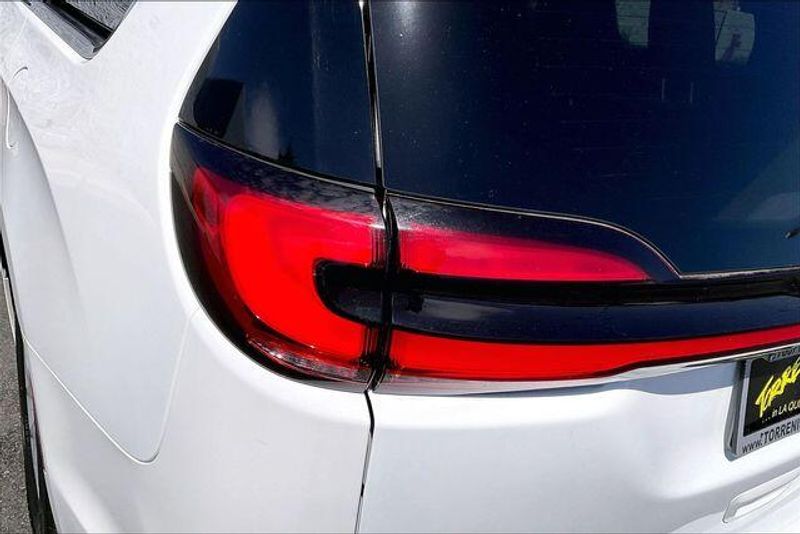 Used 2023 Chrysler Pacifica Touring LImage 28