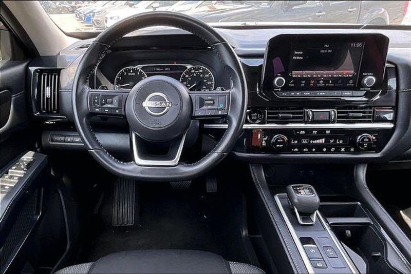 Used 2025 Nissan Pathfinder SVImage 4