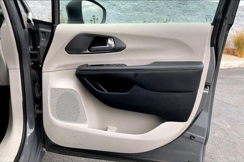 Used 2023 Chrysler Pacifica Touring LImage 23