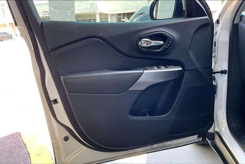Used 2019 Jeep Cherokee LimitedImage 22