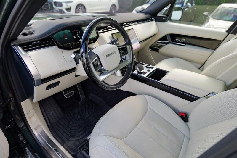 2023 Land Rover Range Rover SE photo 17