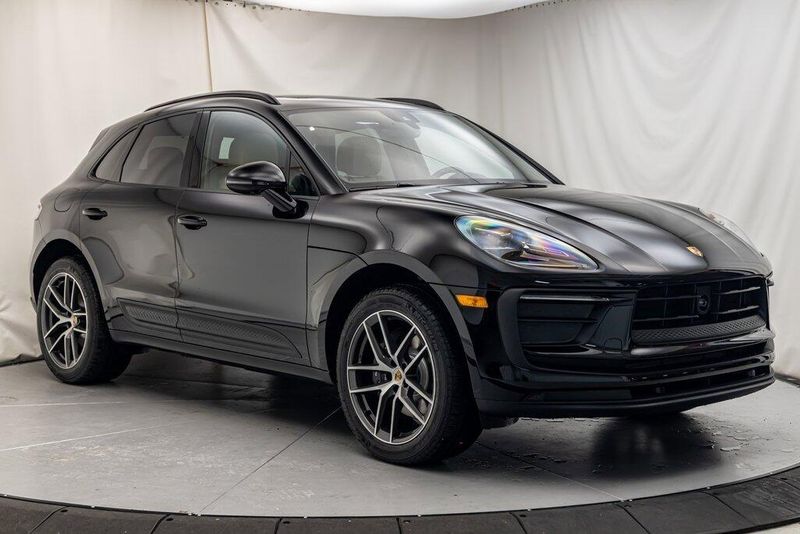 2025 Porsche Macan BaseImage 7