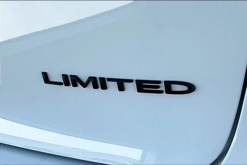 New 2027 Chrysler Pacifica LimitedImage 11