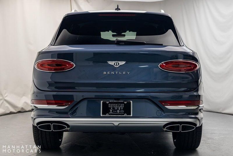 2024 Bentley Bentayga EWB V8Image 4