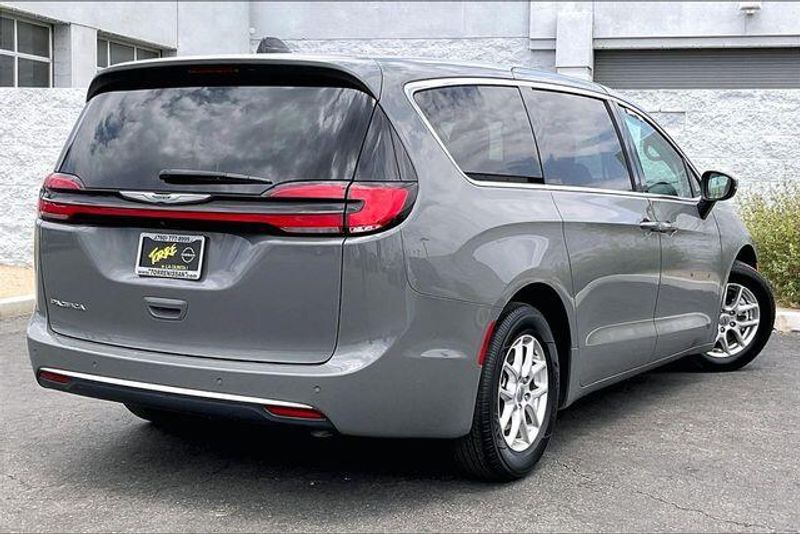 Used 2023 Chrysler Pacifica Touring LImage 13