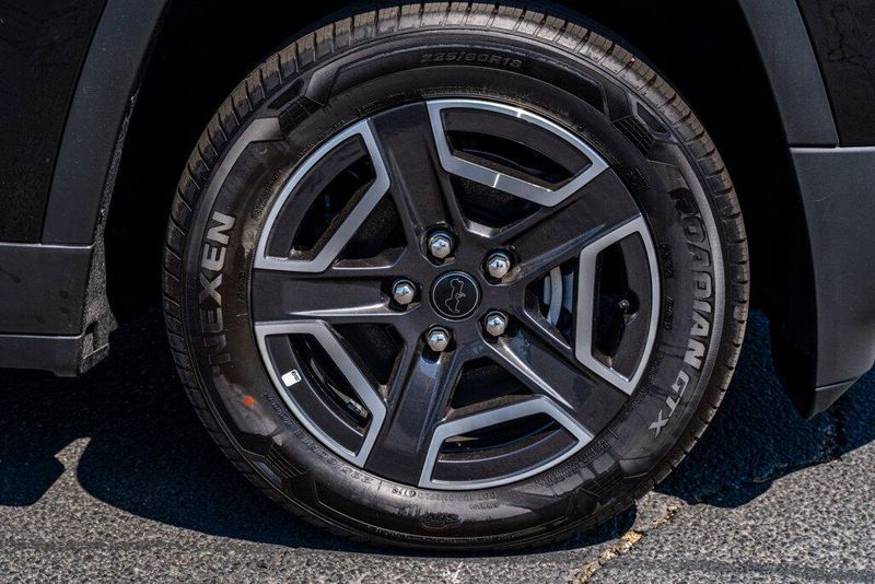 New 2026 Jeep Cherokee LaredoImage 9