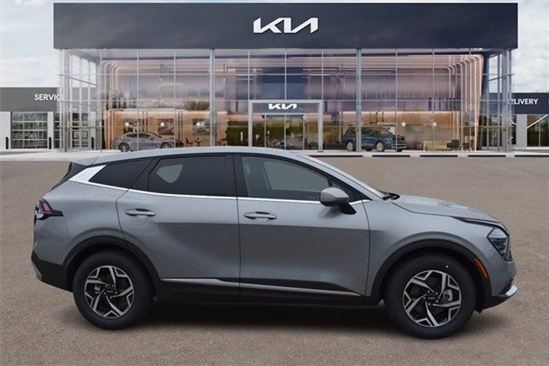 2024 Kia Sportage LXImage 2