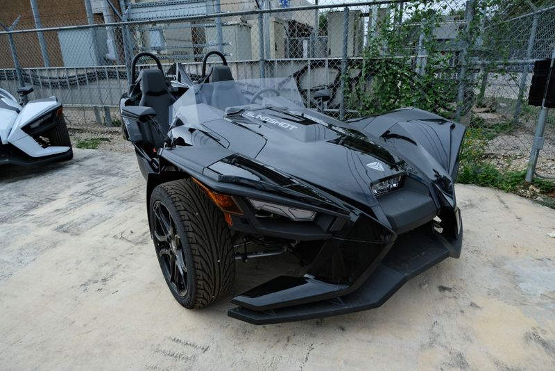 2024 POLARIS SLINGSHOT S WITH TECHNOLOGY PACKAGE AUTODRIVE JET BLACK 
