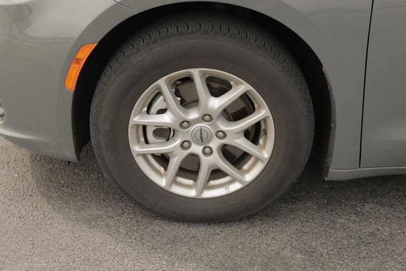 2023 Chrysler Pacifica Touring LImage 12