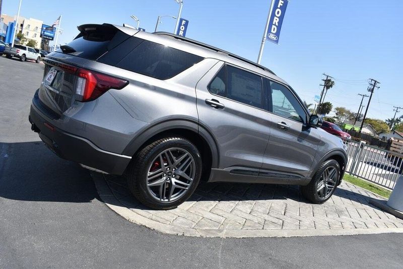 2025 Ford Explorer ST-LineImage 2