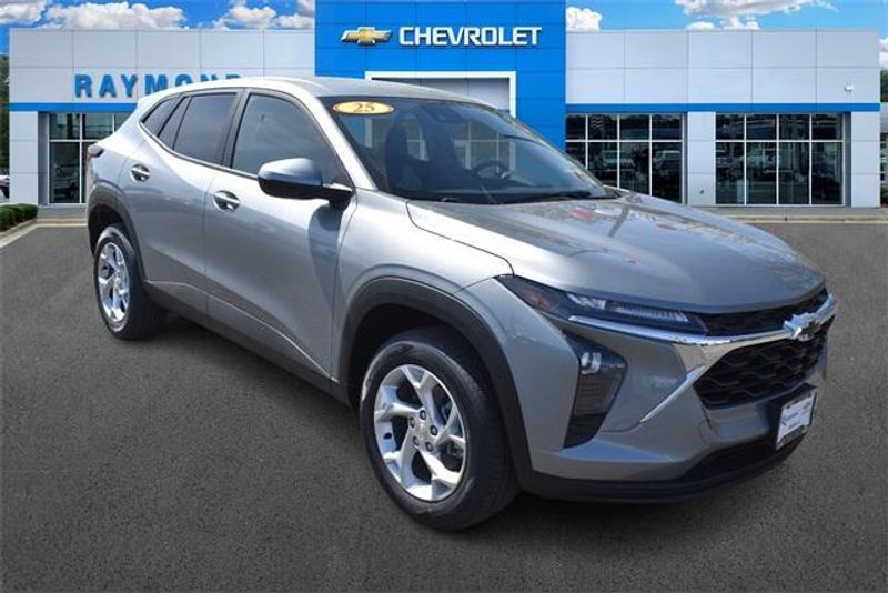 2025 Chevrolet Trax LSImage 10