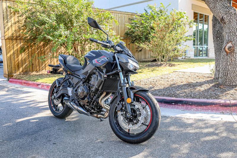 2025 KAWASAKI Z650 METALLIC MATTE DARK GRAY AND METALLIC SPARK BLACK 