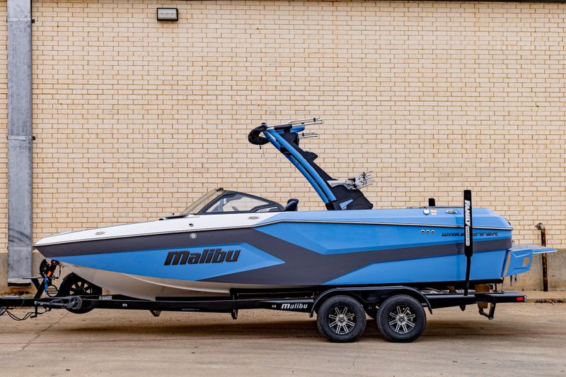 2024 MALIBU 23 MXZ  in a WHITE exterior color. Family PowerSports (877) 886-1997 familypowersports.com 