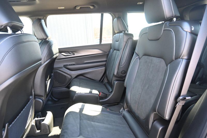 2025 Jeep Grand Cherokee L Altitude XImage 12