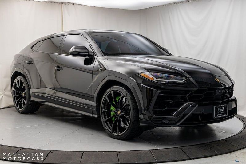 2022 Lamborghini Urus BaseImage 7