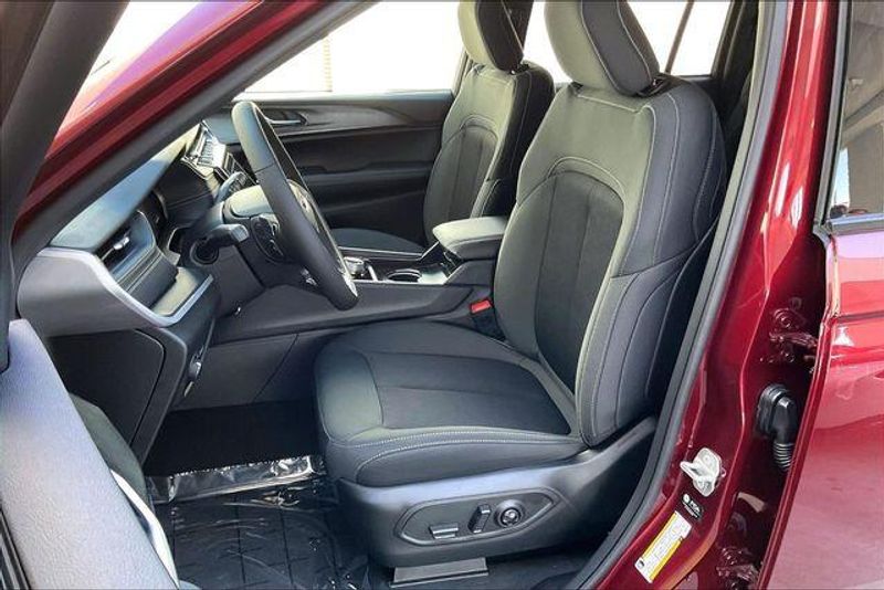 New 2026 Jeep Grand Cherokee Laredo X 4x4Image 8