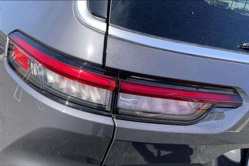 New 2026 Jeep Grand Cherokee L Limited 4x4Image 12