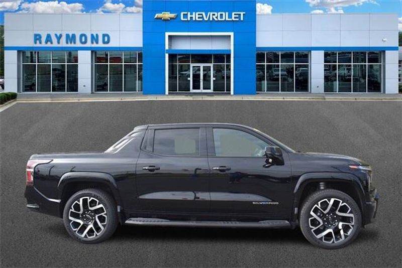 2024 Chevrolet Silverado EV RSTImage 2
