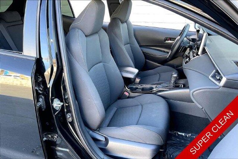 Used 2025 Toyota Corolla Hatchback SEImage 6