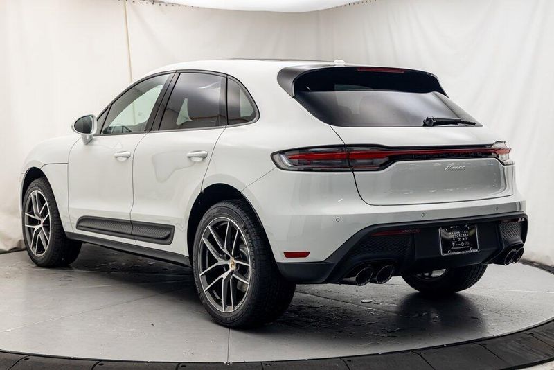 2025 Porsche Macan BaseImage 3