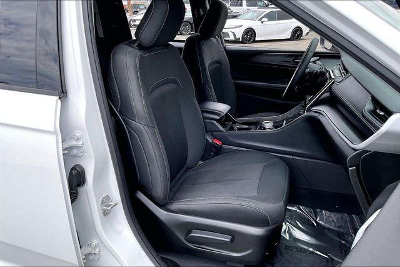 Used 2023 Jeep Grand Cherokee LaredoImage 6