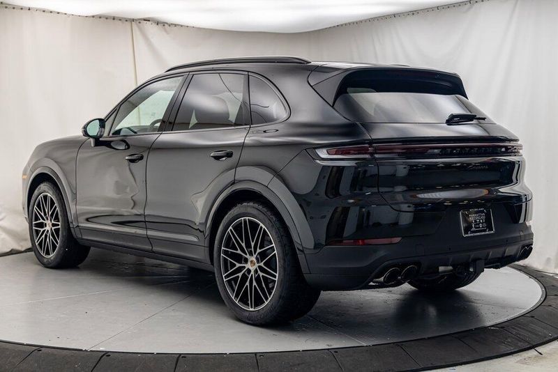 2025 Porsche Cayenne BaseImage 3