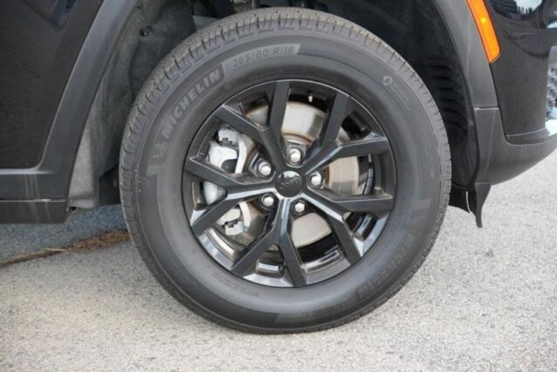 Used 2024 Jeep Grand Cherokee L AltitudeImage 9