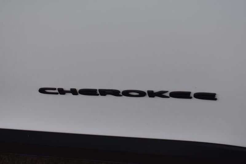 Used 2018 Jeep Cherokee LimitedImage 12