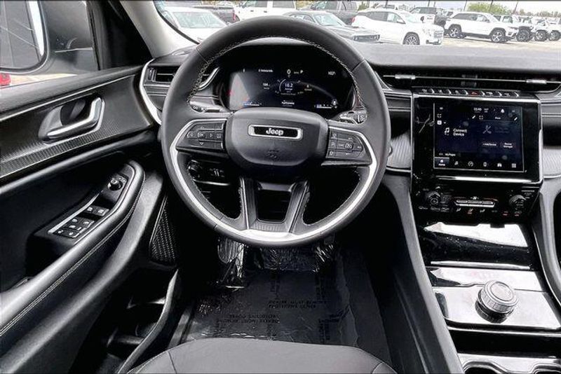 Used 2023 Jeep Grand Cherokee LaredoImage 4
