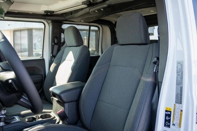 New 2025 Jeep Gladiator WillysImage 13