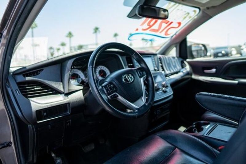 2019 Toyota Sienna SEImage 9