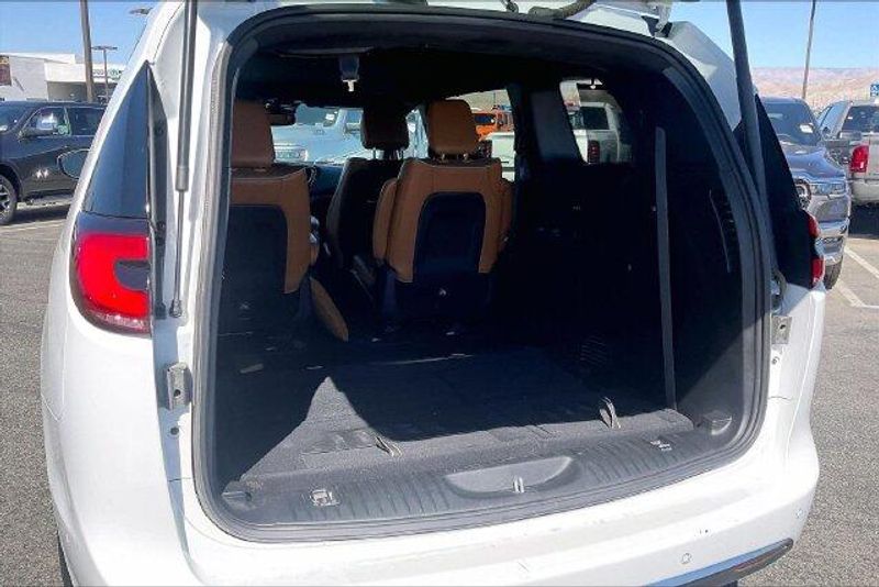 Used 2023 Chrysler Pacifica Hybrid PinnacleImage 34