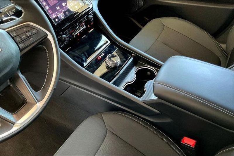 New 2025 Jeep Grand Cherokee L Laredo 4x4Image 7