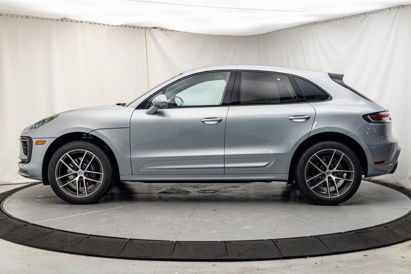 2025 Porsche Macan BaseImage 2