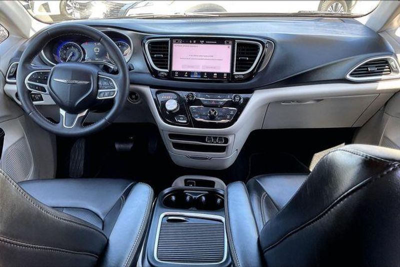 Used 2023 Chrysler Pacifica Touring LImage 15