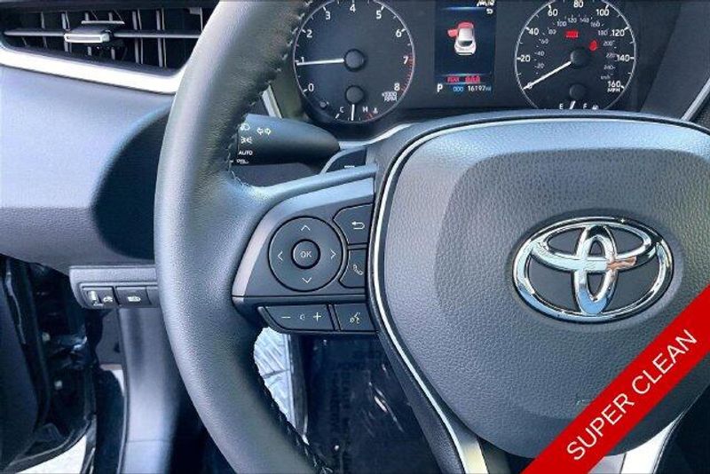 Used 2025 Toyota Corolla Hatchback SEImage 18