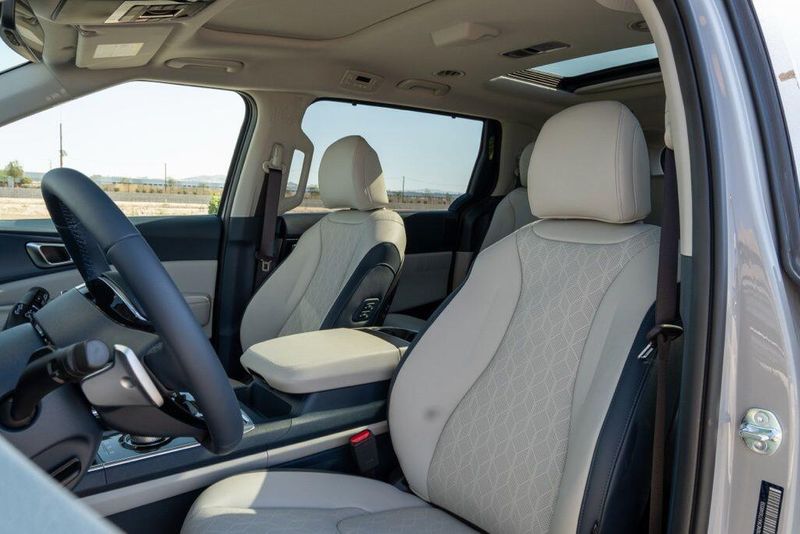 New 2026 Kia Carnival Hybrid EXImage 12