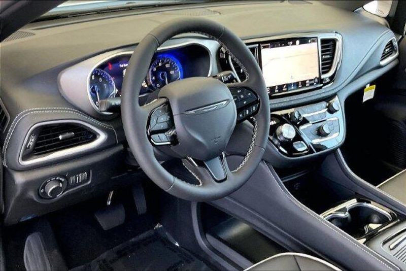 New 2027 Chrysler Pacifica LimitedImage 4
