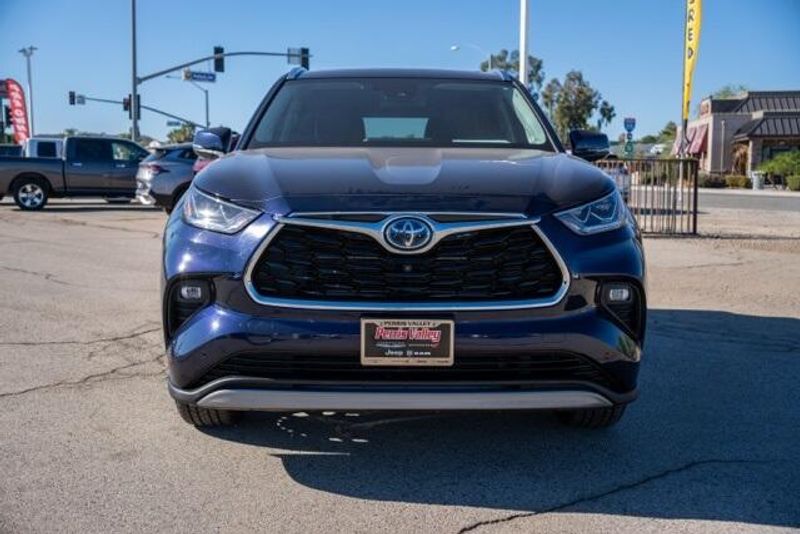 Used 2022 Toyota Highlander Hybrid PlatinumImage 2
