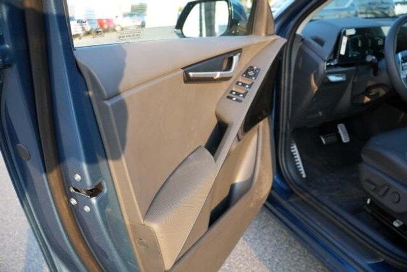 New 2025 Kia Niro EX TouringImage 9
