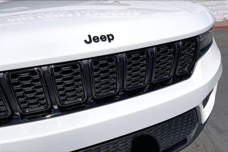 Used 2025 Jeep Grand Cherokee Altitude XImage 30